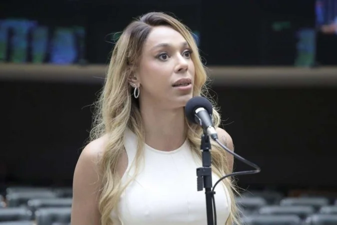 ESCÂNDALO: Deputada Erika Hilton Recebe R$ 24,7 Mil da Câmara por Cirurgia no Nariz