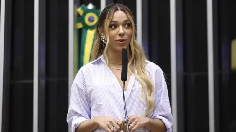 BOMBA POLÍTICA: Erika Hilton Admite Ingenuidade em Escândalo dos Maquiadores no Gabinete