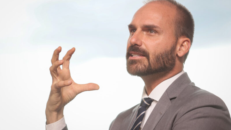 BOMBA NO STF: MORAES BLOQUEIA BOLSONARO DE FALAR COM FILHO EDUARDO E PRENDE REDES!