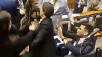 Briga Generalizada na Câmara Deixa Deputados Machucados, Polícia Entra em Ação e Vídeo Bombando na Web