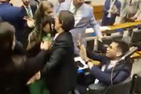 Briga Generalizada na Câmara Deixa Deputados Machucados, Polícia Entra em Ação e Vídeo Bombando na Web