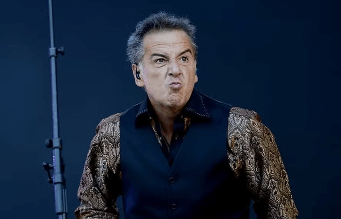 Vocalista do Ira! Explode Após Cancelamentos no Sul e Detona Produtor “Cagão”