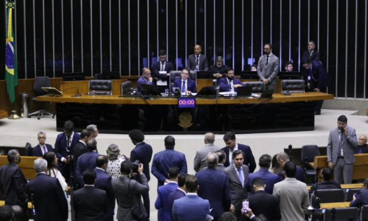 BREAKING: Câmara libera urgência para dobrar licença-paternidade e garantir até R$ 6 mil para pais: saiba se você já tem direito