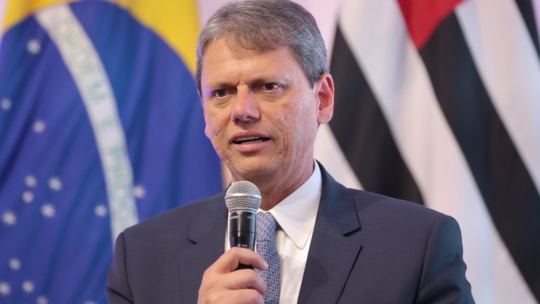 ESCÂNDALO POLÍTICO: Governador de São Paulo vira alvo de fúria nacional após tarifas americanas atingirem Brasil