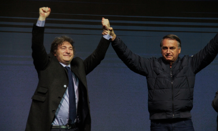 Bolsonaro afirma: 'Meu país é o Brasil, independente do que digam'. Tempestade sobre declarações oficiais chocam críticos e simpatizantes. Novos dados apontam que a visão do ex-presidente sobre sua identidade nacional está mais forte que nunca, mesmo sob ameaça de sanções financeiras pela imprensa internacional.