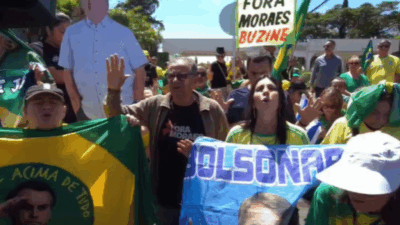 EXPLODE APOIO EM FRENTE À CASA DE BOLSONARO: Multidão mostra ele não está sozinho!