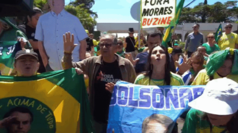 EXPLODE APOIO EM FRENTE À CASA DE BOLSONARO: Multidão mostra ele não está sozinho!