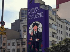 Escândalo em SP: Prédio é multado em R$ 190 mil por propaganda ilegal da série Wandinha e gera polêmica nacional!