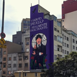 Escândalo em SP: Prédio é multado em R$ 190 mil por propaganda ilegal da série Wandinha e gera polêmica nacional!
