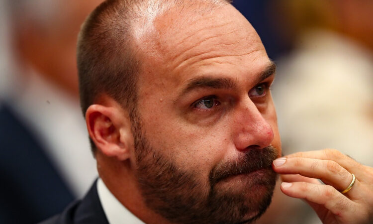 Eduardo Bolsonaro Ignora Votação da Anistia e Culpa Falhas Técnicas: “Enviarei um Ofício” em Meio a Críticas e Suspeitas