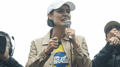 Michelle Bolsonaro chora ao vivo, chama Jair de maior líder da direita e denuncia perseguição religiosa: vídeo arrasa a web