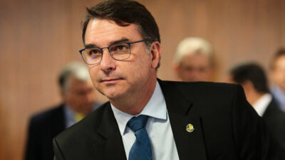 Flávio Bolsonaro convoca milhões para 7 de Setembro e detona governo em discurso explosivo