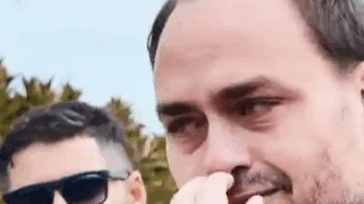 Carlos Bolsonaro chora copiosamente em meio ao povo durante mega-manifestação patriótica