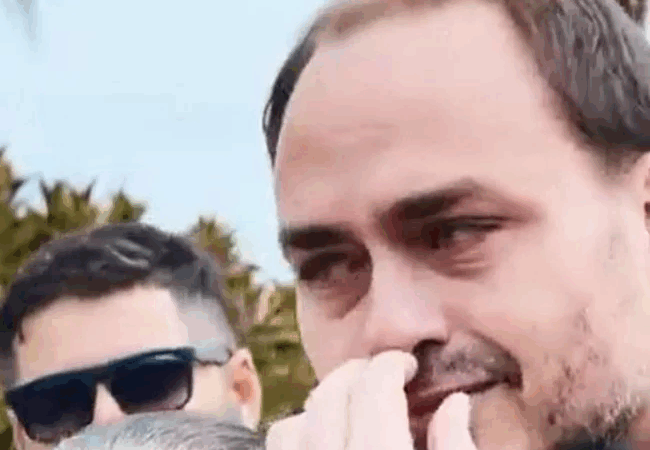 Carlos Bolsonaro chora copiosamente em meio ao povo durante mega-manifestação patriótica