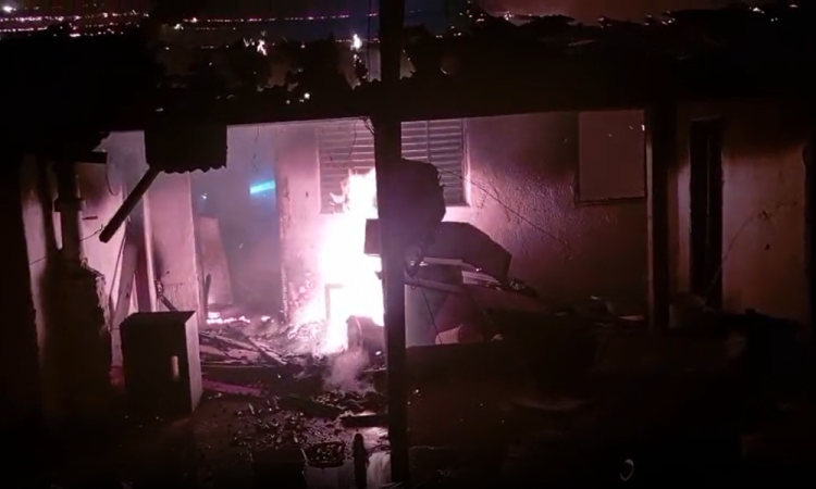 Tragédia em SP: incêndio devora casa e mata três irmãos; mãe e mais 4 parentes lutam pela vida