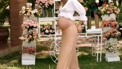 Camila Queiroz arrasa ao exibir barrigão no 8º mês de gravidez veja o clique deslumbrante antes do bebê chegar