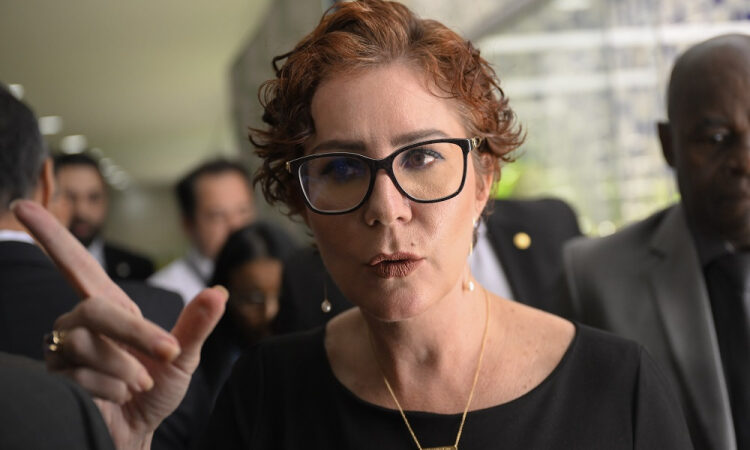 CCJ acelera para concluir processo contra Carla Zambelli em novembro: o que esperar?