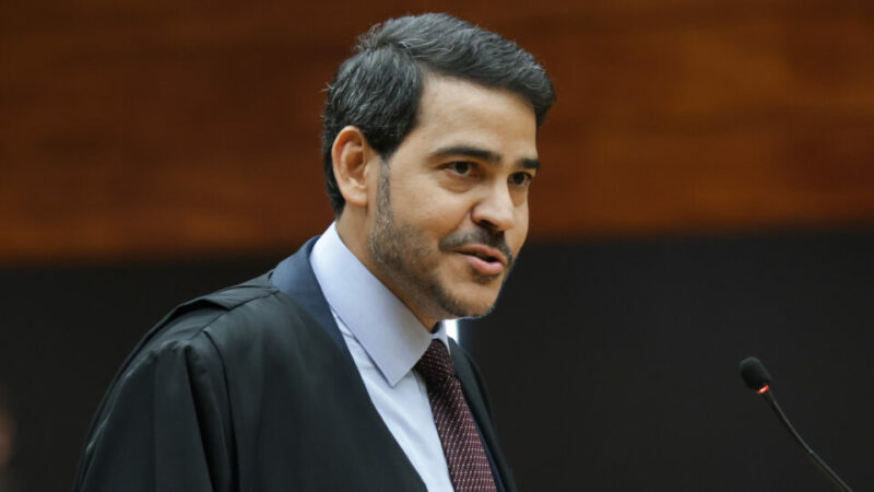 STF paralisa decisão sobre piso salarial de motoristas de apps enquanto governo pressiona por direitos; polêmica esquenta no Brasil