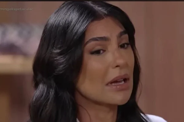 Cíntia Chagas rebate ataques vorazes da direita após denúncias e destaca clima político tenso