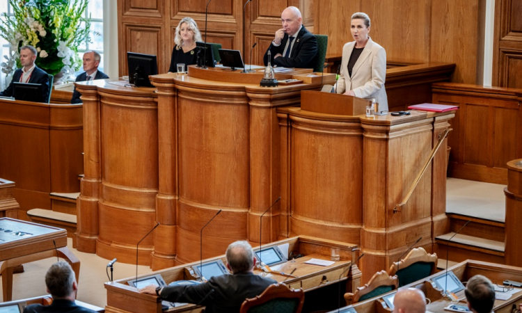 Dinamarca choca o mundo com polêmica proibição radical: redes sociais banidas para menores de 15 anos!