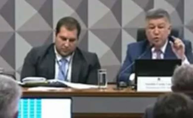 Petista entra em crise durante sessão da CPMI: Gritos e confronto com presidente da Comissão chocam plateia; veja o vídeo explosivo agora!