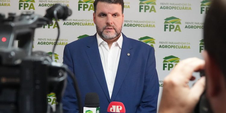 Líder ruralista muda para partido de Tarcísio em estratégia audaciosa para conquistar o Senado: veja os bastidores da jogada que promete abalar Brasília 🚜💼