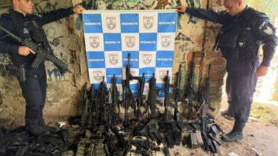 Operação da PM no Rio é bomba: 14 milicianos presos e 12 fuzis de guerra apreendidos em Jacarepaguá chocam o estado