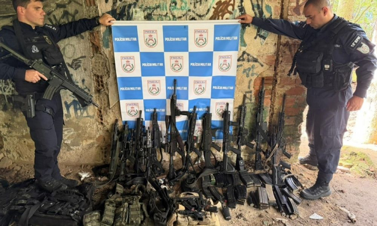 Operação da PM no Rio é bomba: 14 milicianos presos e 12 fuzis de guerra apreendidos em Jacarepaguá chocam o estado