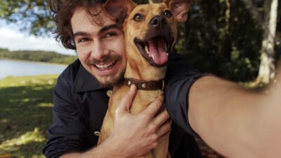 Netflix choca nas redes: Campanha nacional de adoção de cães inspirada em Caramelo vira sensação
