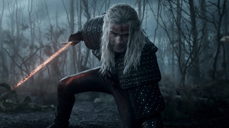 Guerra de Bruxos: A Batalha Explosiva entre Geralt de Liam Hemsworth e Henry Cavill