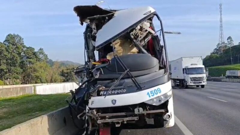 ACIDENTE HORROROSO EM SP: Colisão frontal entre ônibus e caminhão deixa dezenas de vítimas em estado grave