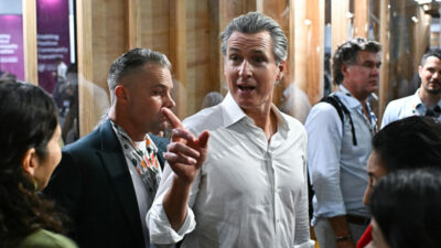 Ex-chefe de gabinete do governador da Califórnia ESCORREGA na prisão por ESFORRO na BOLSA: $ milhões em fraude IMPERDÍVEL!