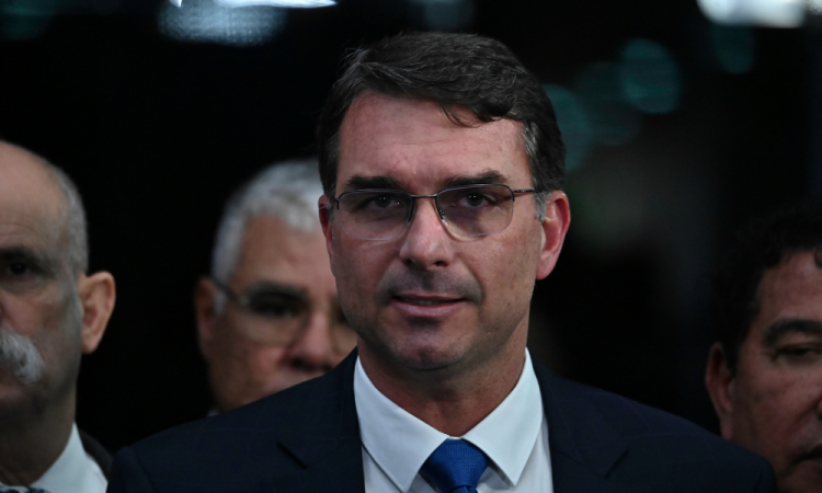 CHOQUE: Flávio Bolsonaro acusa STF de farsa e chama decisão sobre condenação de Jair de injustiça total