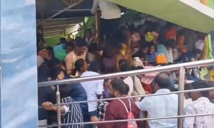 Tumulto em Celebração Religiosa na Índia Deixa ao Menos 9 Mortos e Dúzias de Feridos