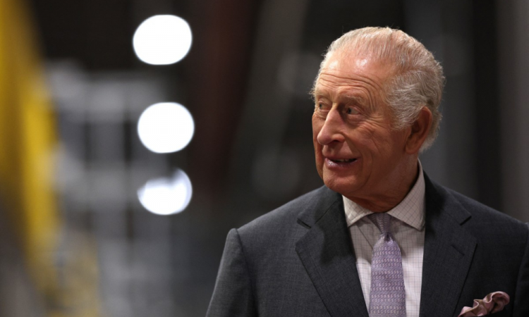 Vitória sobre o câncer: Rei Charles III completa 77 anos e reafirma compromisso com o trabalho.