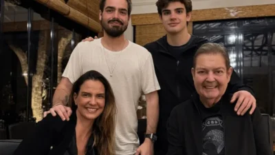 Faustão em momento único com a família em foto de João Silva