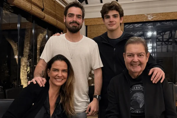Faustão em momento único com a família em foto de João Silva