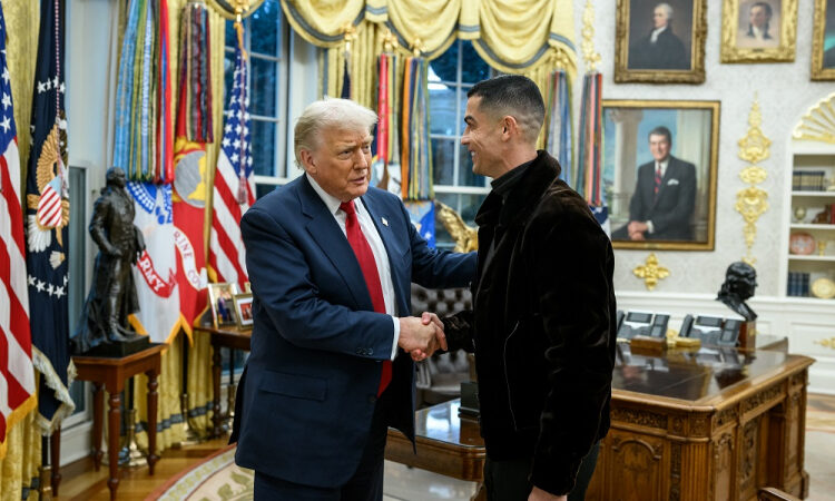 Cristiano Ronaldo e Trump se Reúnem no Salão Oval: Casa Branca Divulga Foto Exclusiva!