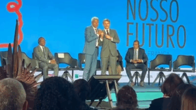 Governador da Bahia humilha Macron ao tomar microfone e reclamar de tradução em evento internacional.