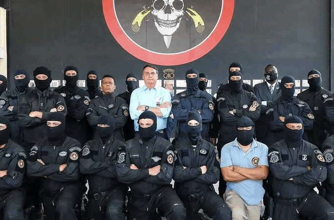 Bolsonaro Abraça Heróis Fardados do Rio: Carlos Leva Mensagem de Apoio do Presidente aos Policiais