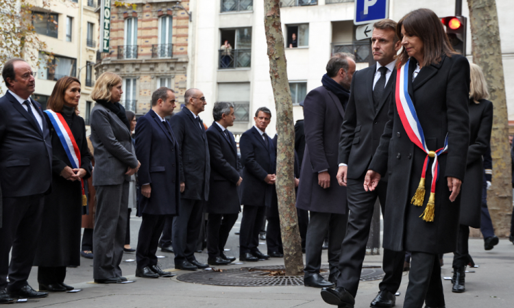 Choro e memória: Macron desaba ao lembrar 10 anos dos ataques que abalaram Paris