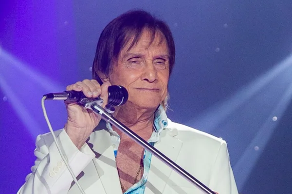 Roberto Carlos faz retorno triunfal aos palcos agora após grave acidente em especial de TV