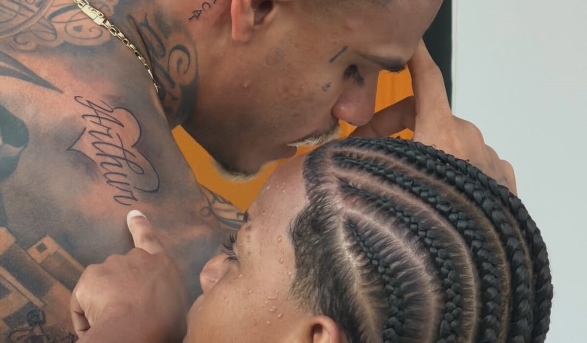 MC Cabelinho apaga homenagem a Bella Campos ao tatuar nome de cantora e surpreende fãs