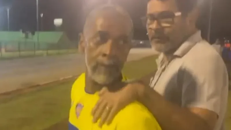 Homem arrasta filha com carro, é preso e flagrado jogando futebol na cadeia