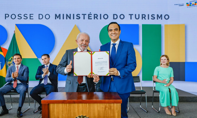 Lula empossa Gustavo Feliciano: novo ministro revoluciona o Turismo com investimentos de $!