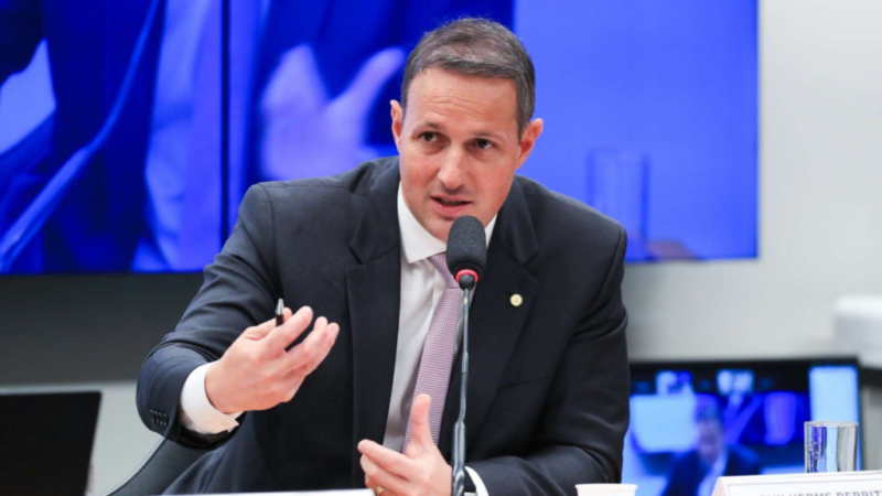 ESQUERDA ATACA PL ANTI-FALSIFICAÇÃO, MAS DERRITE EXPLODE COM REPOSTA IMPARÁVEL E NÃO DEIXA PASSAR BRANCO!