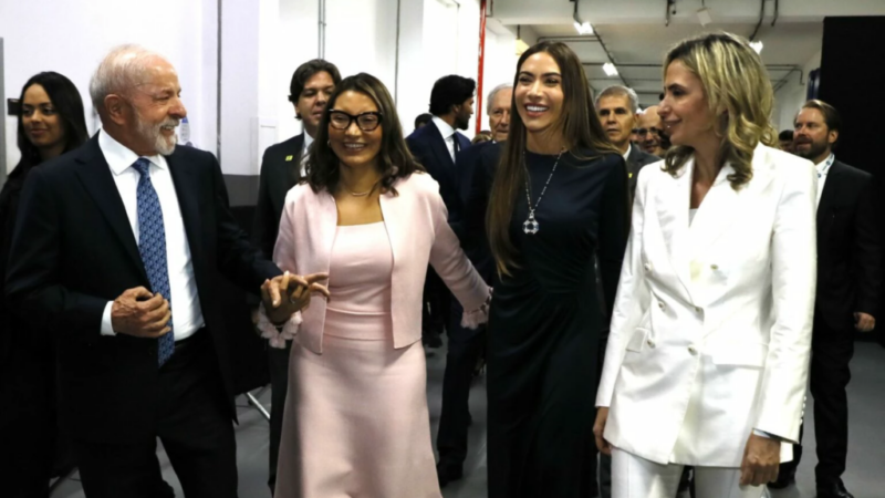 Janja explode após vídeo de Zezé no SBT: denúncia de machismo e misoginia viraliza  
Reação de Janja a vídeo de Zezé sobre SBT causa comoção: acusa machismo e misoginia  
Escândalo! Janja fira vídeo de Zezé no SBT: Machismo e misogínio inaceitáveis  
Janja acerta vídeo de Zezé no SBT: Misoginia é crime e gera revolta nas redes  
Primeira-dama Janja ataca vídeo de Zezé no SBT: denuncia machismo e gera polêmica explosiva