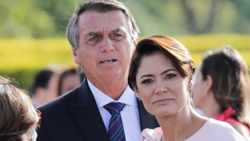 Bolsonaro sofre grave traumatismo craniencefálico após queda; descoberto apenas quando Michelle visita