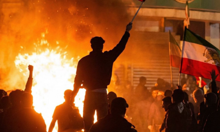 IRÃ EM PÂNICO: PROTESTOS VIRAM MASSACRE GOVERNAMENTAL E DEIXAM MILHARES DE MORTOS EM REPRESSÃO SANGRENTA