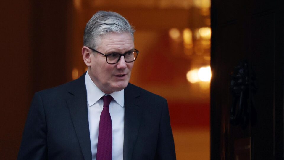 Nova bomba do caso Epstein: Renúncia em cadeia abala Reino Unido!